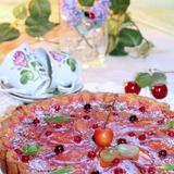 Сметанный пирог с персиком и ягодами